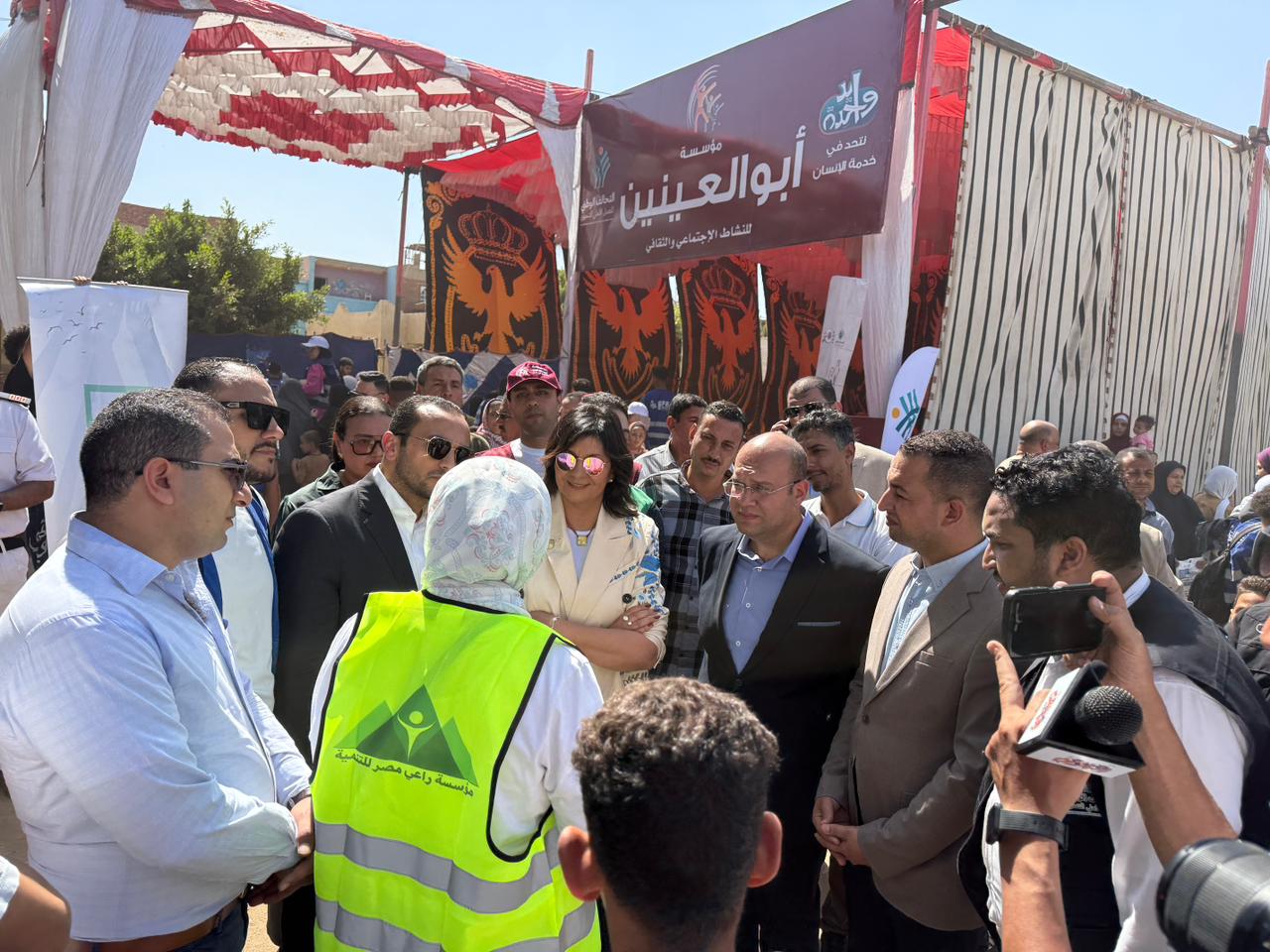 نبيلة مكرم تشارك فى قافلة ايد واحدة بالجيزة نبيلة مكرم تشارك فى قافلة ايد واحدة بالجيزة