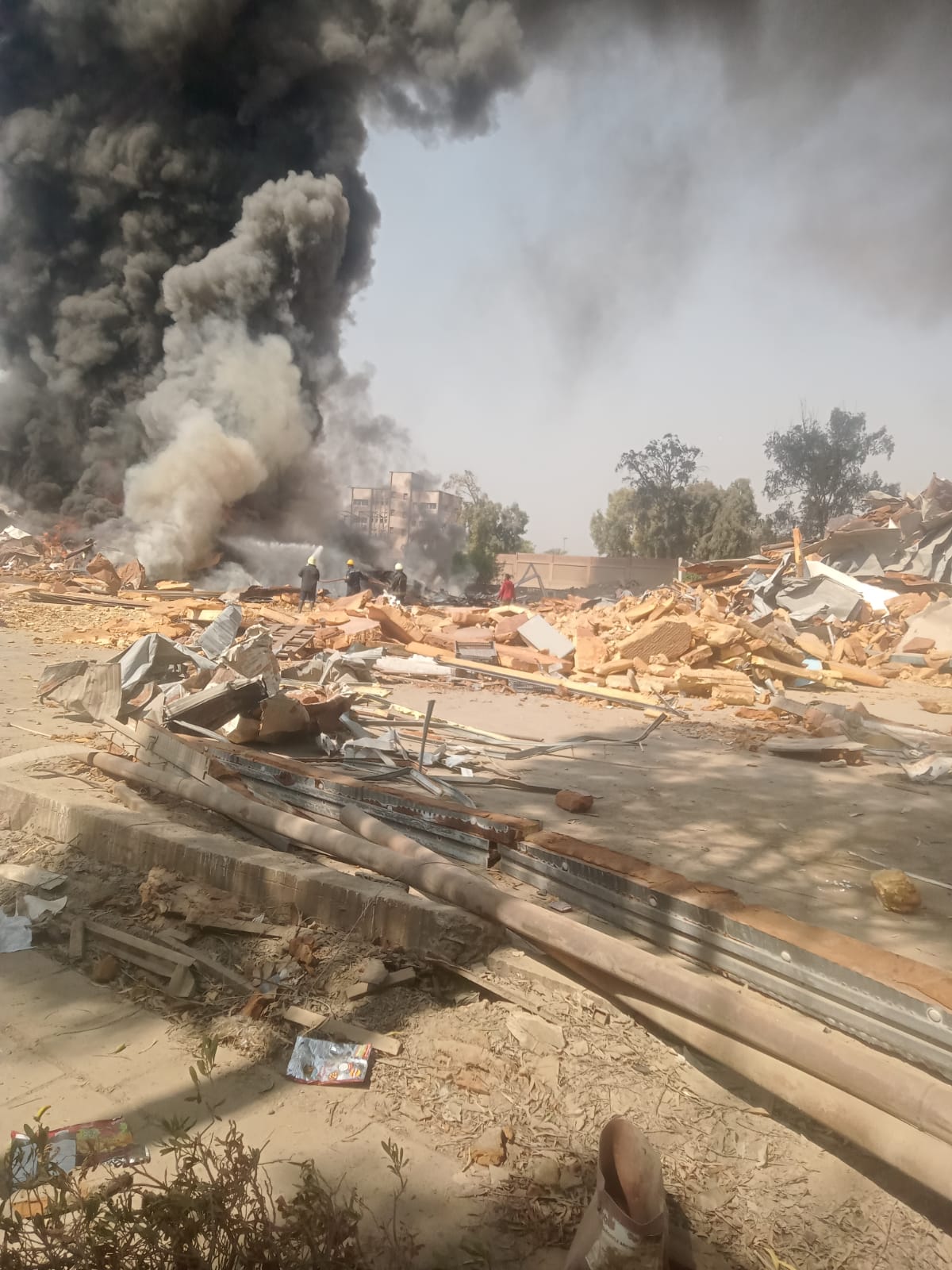 اندلاع حريق داخل ورشة خراطة فى البساتين (2)