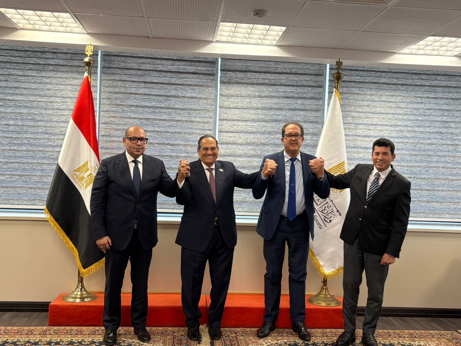 وزير الرياضة مع مسئولى الاوكسا و الانوكا