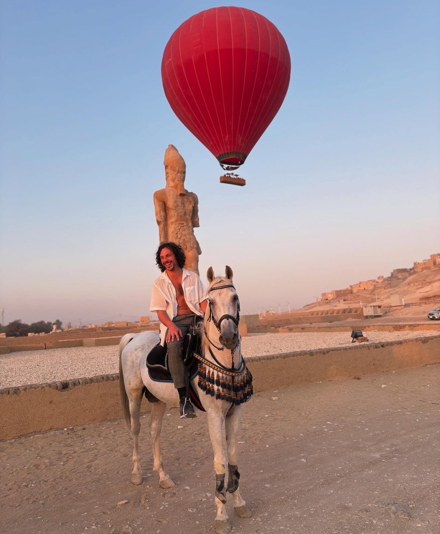 جانب من رحلات سفارى الخيول بين البالون الطائر بالأقصر