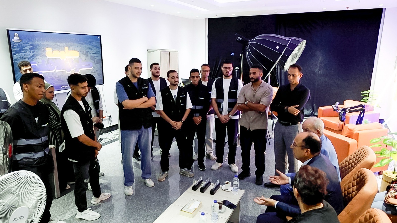 رئيس جامعة حلوان مع الطلاب رئيس جامعة حلوان مع الطلاب