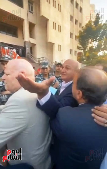 تشاجر-ومشادات-بين-أنصار-مرشحى-النواب-لأسبقية-حجز-الأرقام-والرموز-(1)