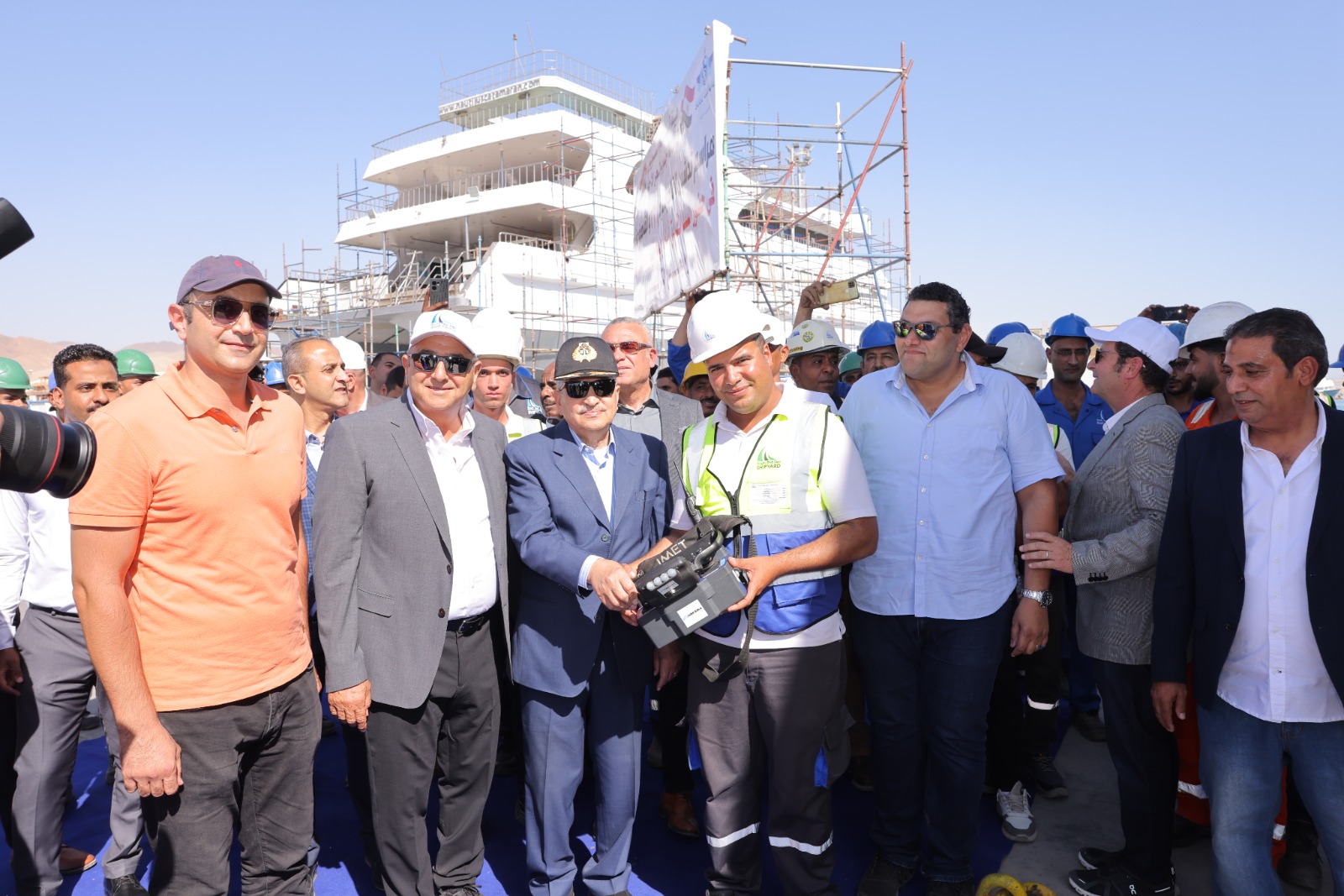 رئيس هيئة قناة السويس داخل مصنع قاطرات مصر رئيس هيئة قناة السويس داخل مصنع قاطرات مصر