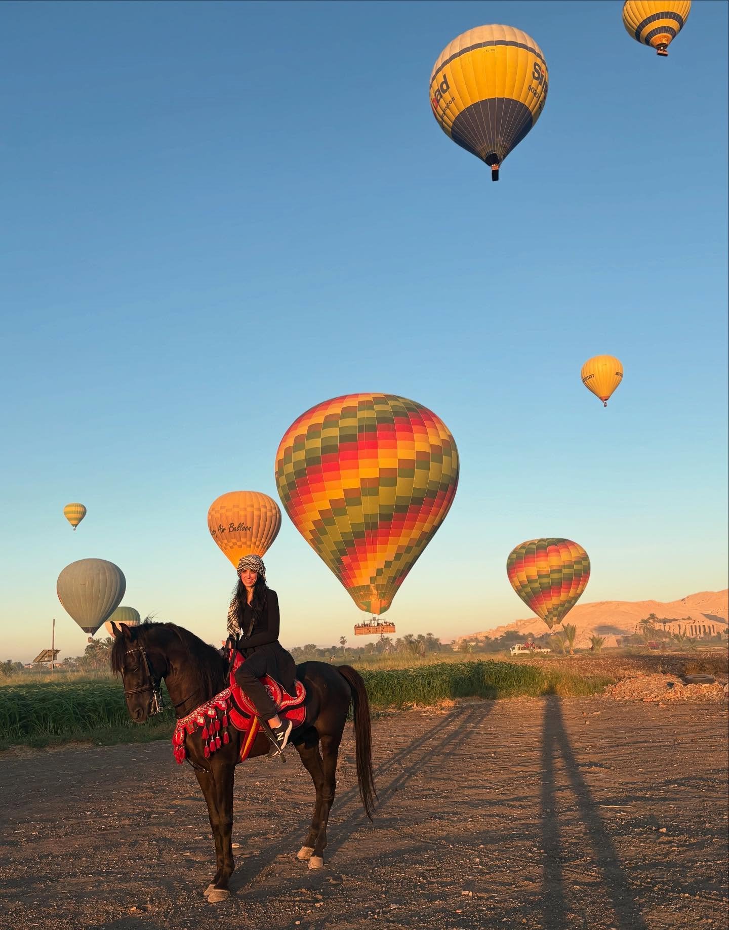 رحلات الخيل وسط البالون الطائر متعة مبهجة لسياح العالم