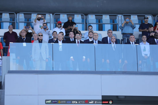 وزير الشباب وثيادات المنتخب فى المدرجات