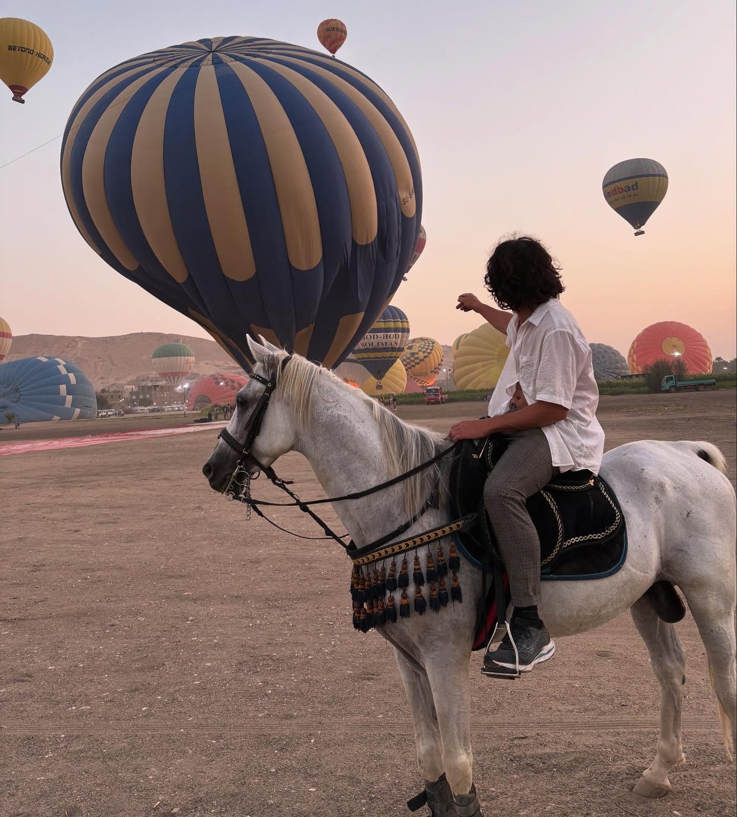 جانب من رحلات سفارى الخيول بين البالون