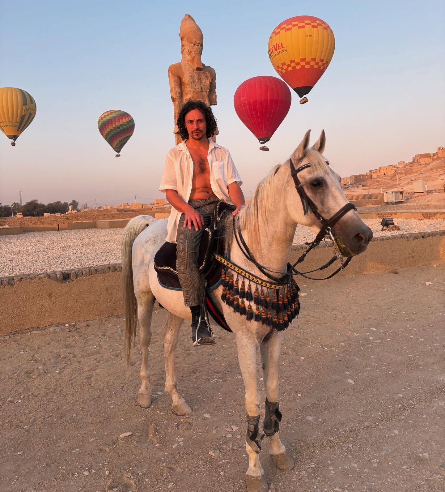 جولات الخيل وسط البالون الطائر متعة مبهجة لسياح العالم في غرب الأقصر