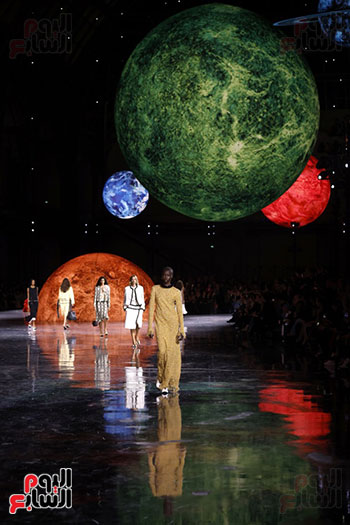 عارضات على منصة العرض