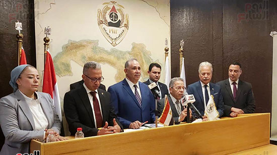 نقيب الاطباء يعلن تضامنه مع المحامين فى مطالبهم