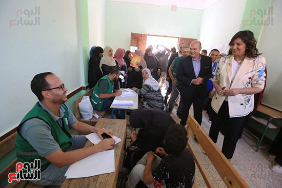 نبيلة مكرم خلال فعاليات قافلة قرية برنشت نبيلة مكرم خلال فعاليات قافلة قرية برنشت