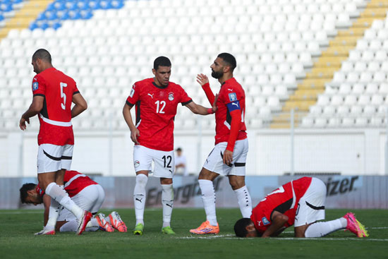 احتفال لاعبى المنتخب وسجدة شكر لله