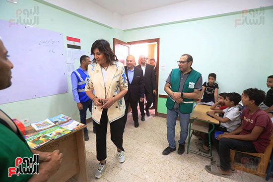 نبيلة مكرم خلال فعاليات القافلة نبيلة مكرم خلال فعاليات القافلة