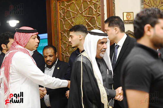 أهالى الدكتور أحمد عمر هاشم يستقبلون المعزين