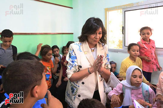 نبيلة مكرم تشارك أهالى برنشت نبيلة مكرم تشارك أهالى برنشت