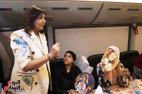 مشاركة نبيلة مكرم فى قافلة التحالف الوطني فى قرية برنشت بالعياط مشاركة نبيلة مكرم فى قافلة التحالف الوطني فى قرية برنشت بالعياط