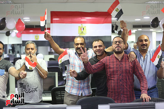 أجواء السعادة على وجوه الزملاء بصالة التحرير