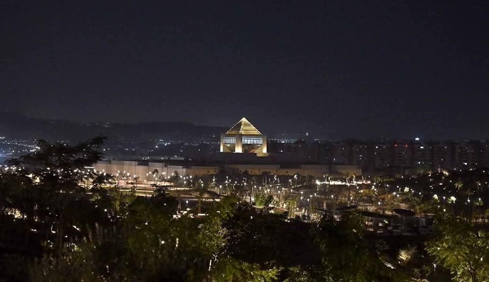 مشروع تلال الفسطاط ليلا