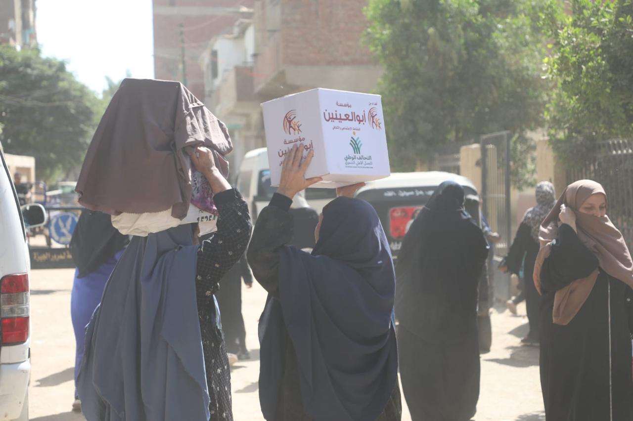 أبو العينين عضو التحالف الوطنى تشارك في قافلة “إيد واحدة”  (14)