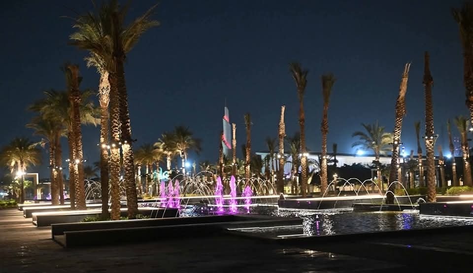 نوافير داخل الحديقة بالمدخل