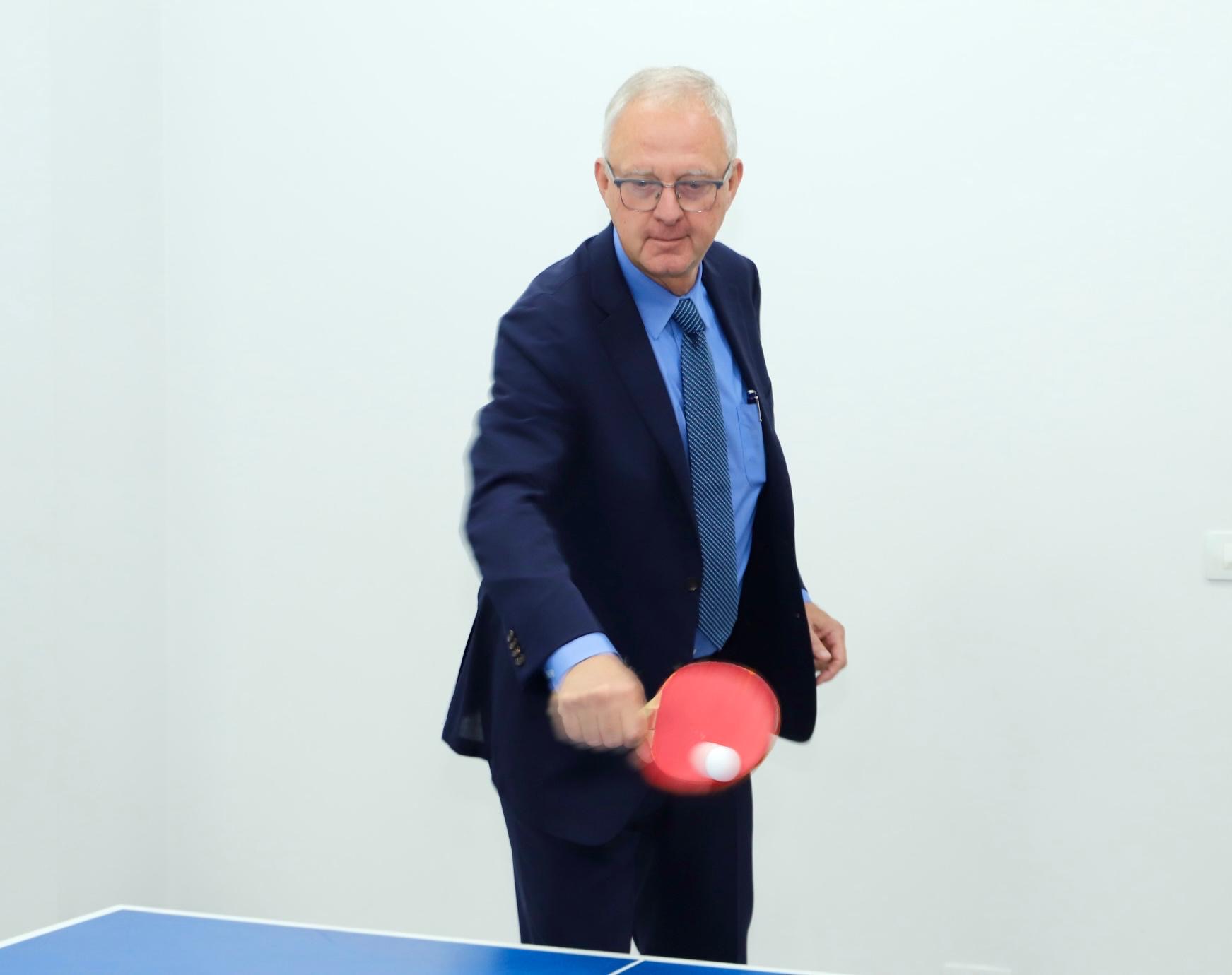 المدير التنفيذي للوكالة الأوروبية للمخدرات يشارك المتعافين من الإدمان لعب تنس الطاولة