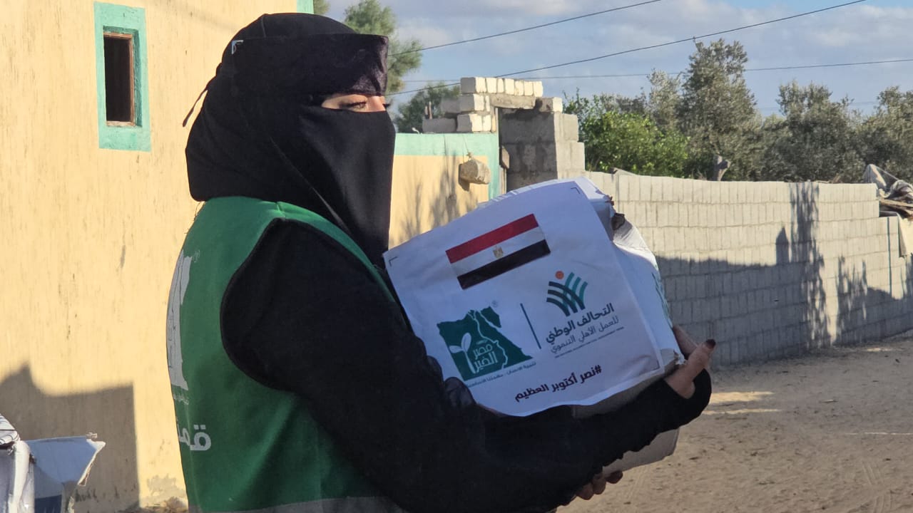 مصر الخير تواصل قوافل المساعدات غذائية لأهالي الشهداء والمصابين في شمال سيناء (10)