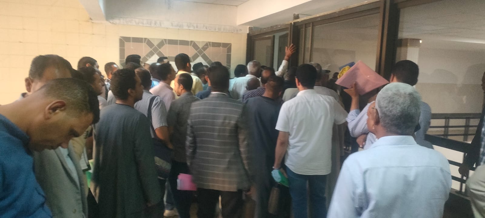 التوافد الكبير للمرشحين وذويهم لتقديم طلبات الترشح بالمحكمة التوافد الكبير للمرشحين وذويهم لتقديم طلبات الترشح بالمحكمة