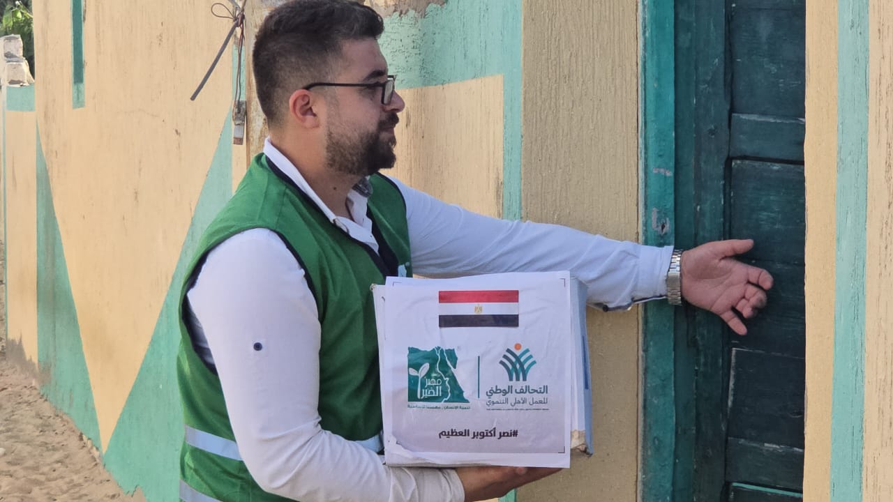 مصر الخير تواصل قوافل المساعدات غذائية لأهالي الشهداء والمصابين في شمال سيناء (11)