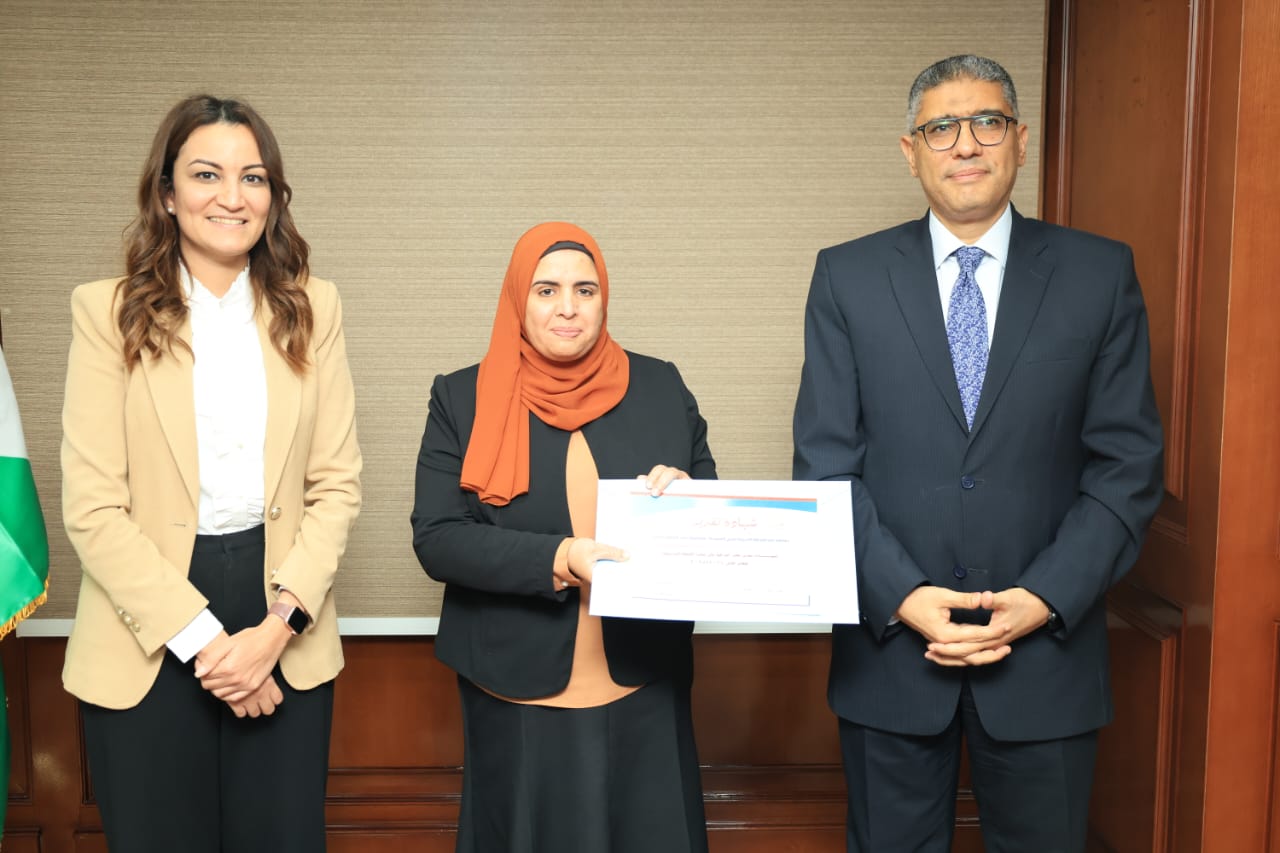 محافظ الجيزة يكرم أوائل الدورات التدريبية عن العام 2024  2025 (3)