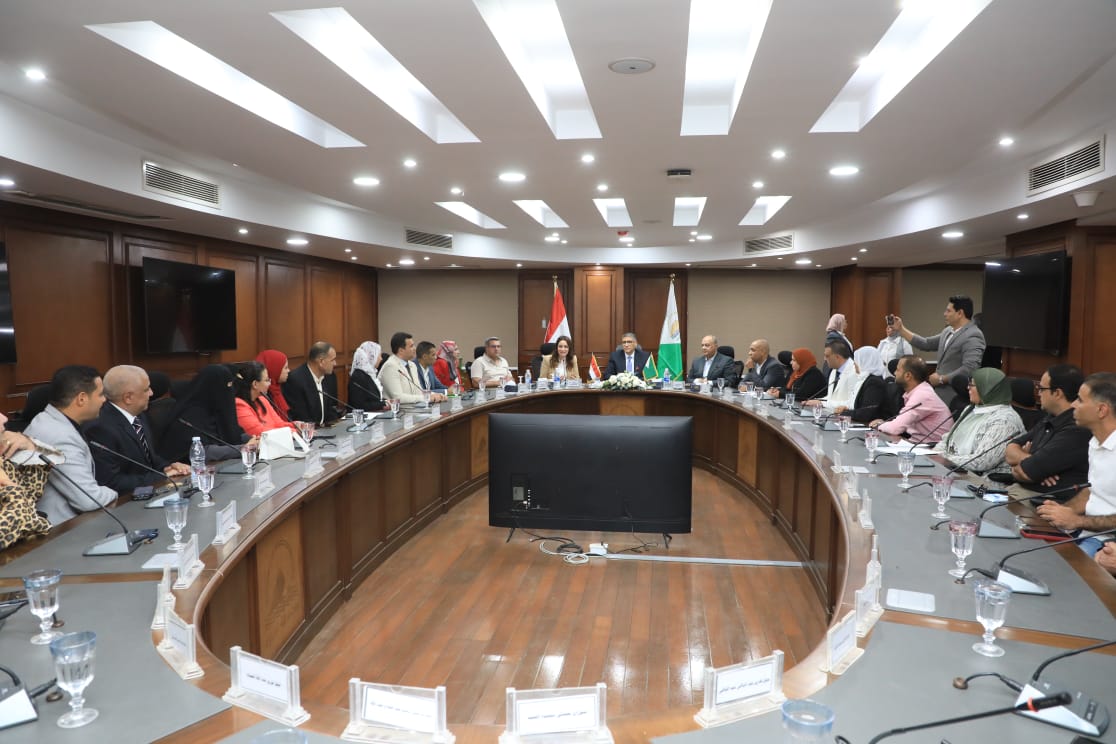 محافظ الجيزة يكرم أوائل الدورات التدريبية عن العام 2024  2025 (4)