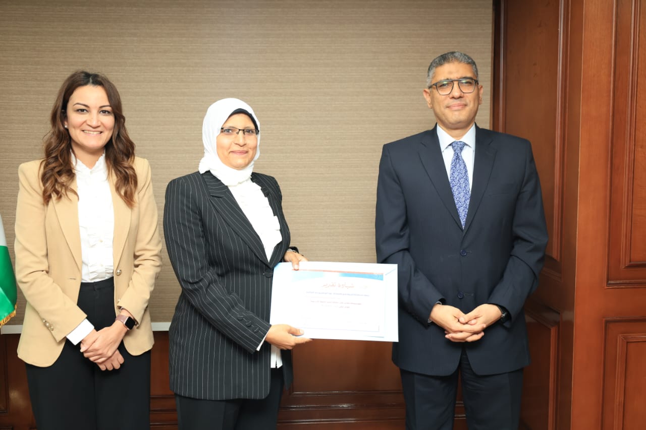 محافظ الجيزة يكرم أوائل الدورات التدريبية عن العام 2024  2025 (6)