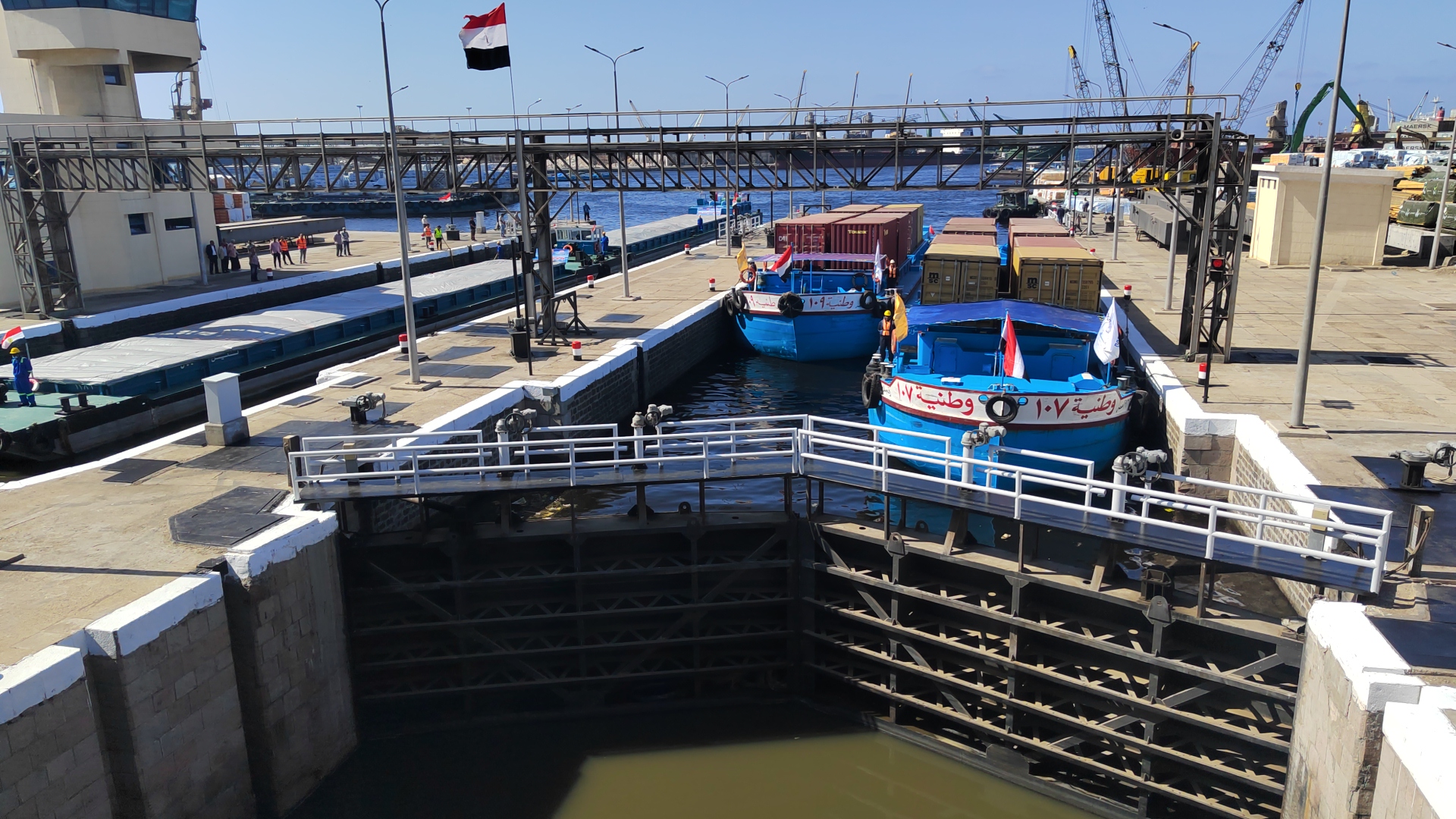 إنشاء أرصفة وموانئ للوحدات النهرية