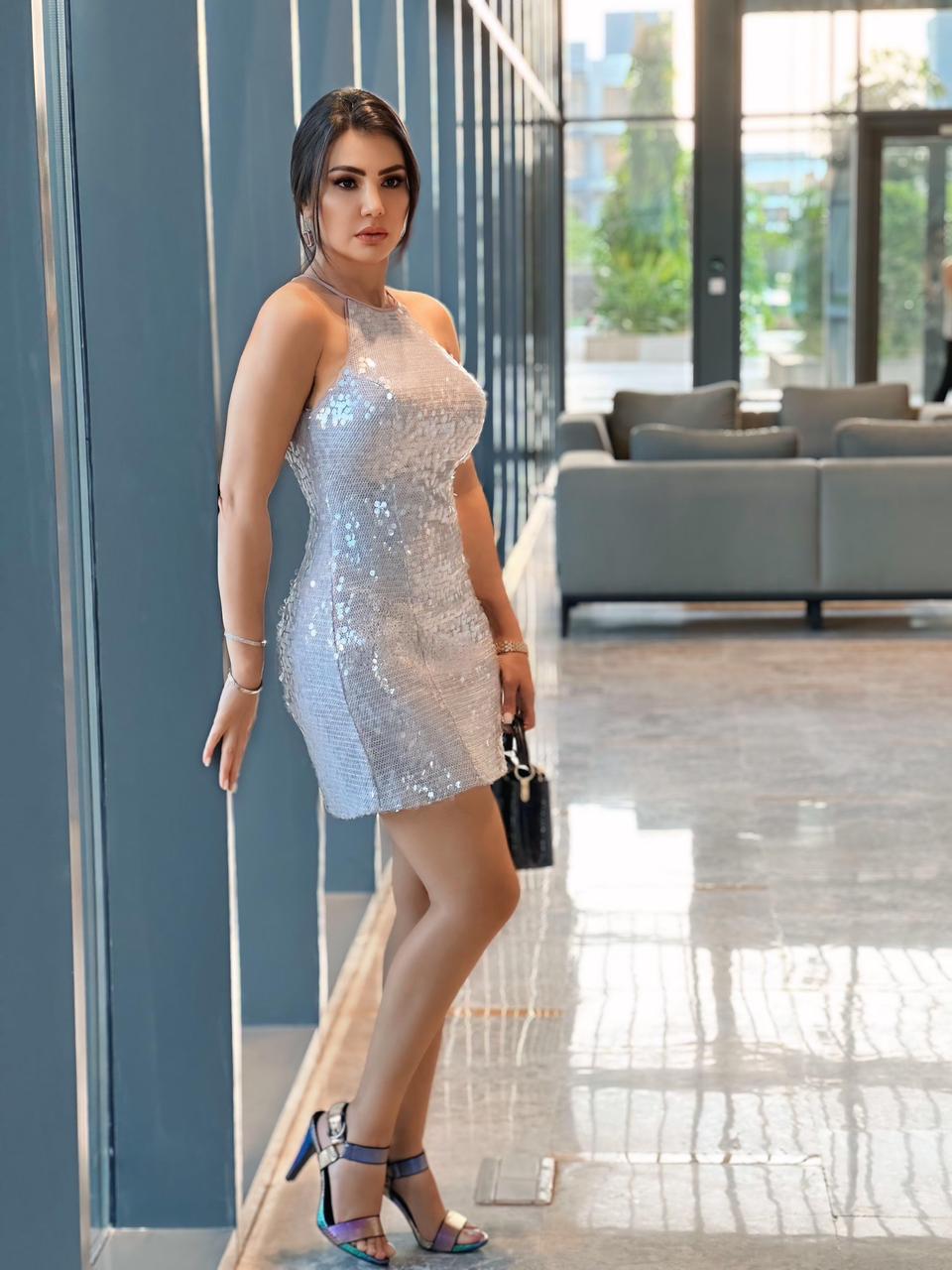 اطلالة جذابة للفنانة دينا فؤاد