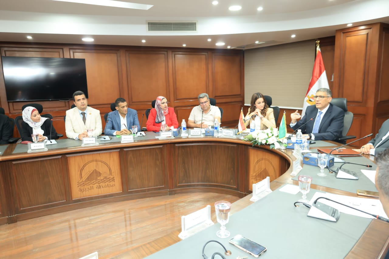 محافظ الجيزة يكرم أوائل الدورات التدريبية عن العام 2024  2025 (5)