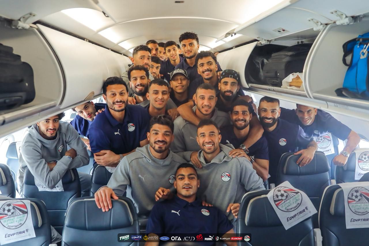بعثة المنتخب فى الطائرة