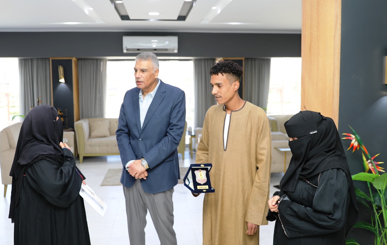 محافظ أسوان وأسر العاملين المتوفيين أثناء العمل محافظ أسوان وأسر العاملين المتوفيين أثناء العمل