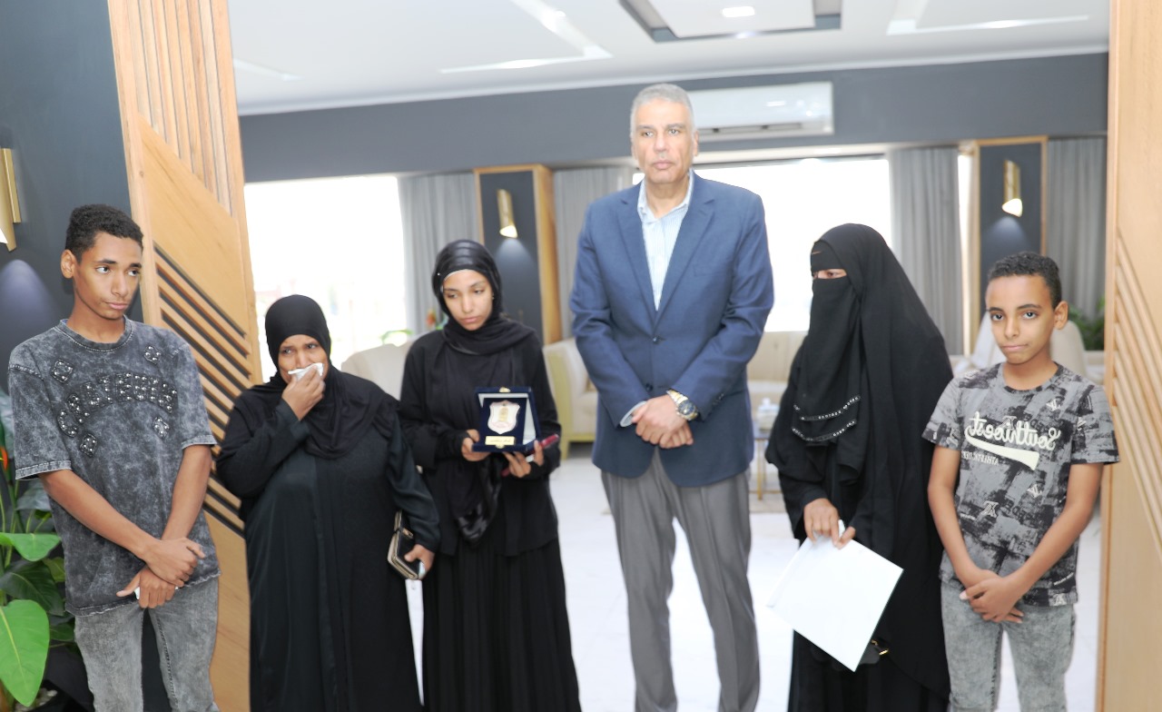 محافظ أسوان يكرم أسر العاملين المتوفيين محافظ أسوان يكرم أسر العاملين المتوفيين