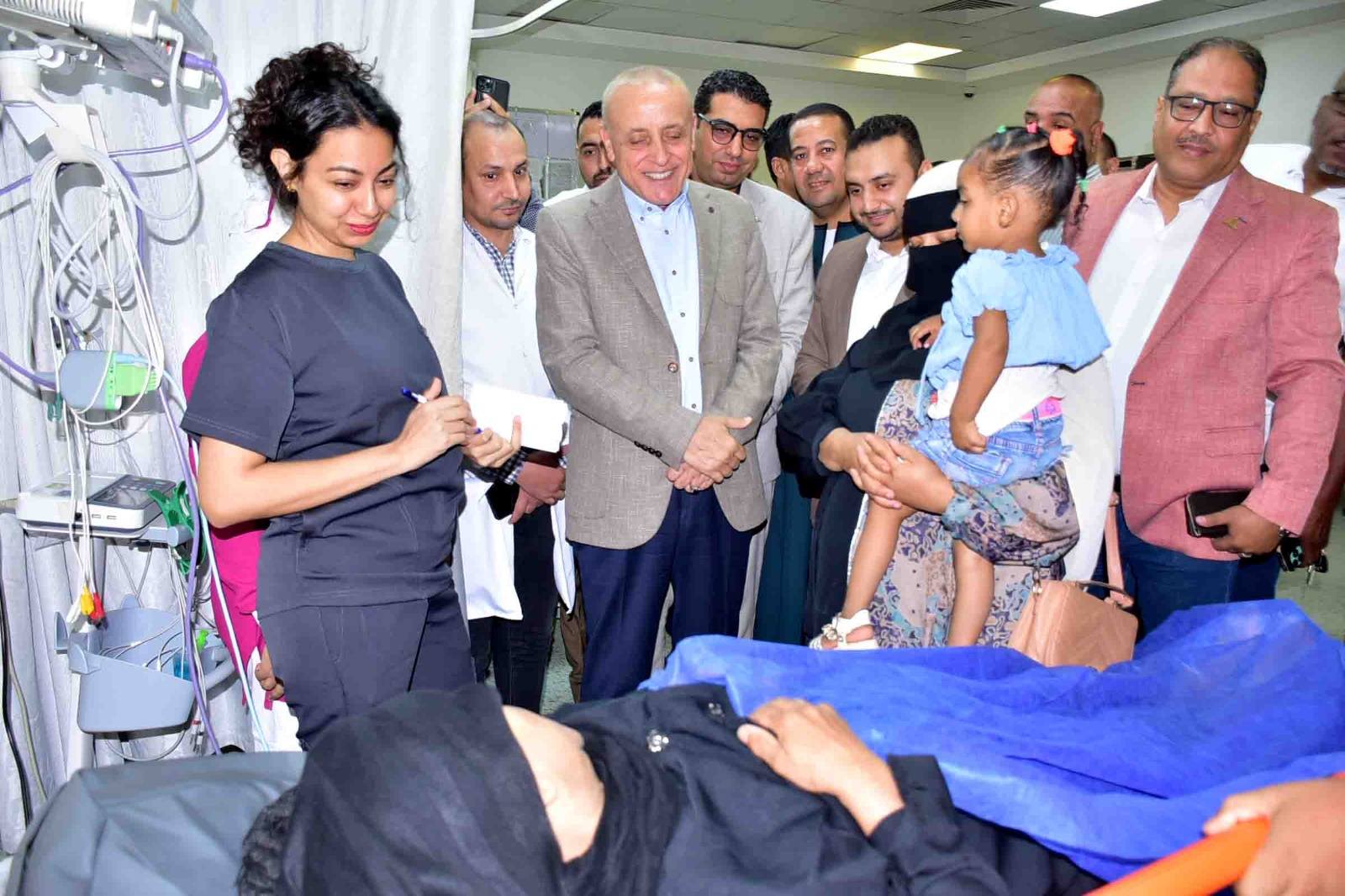 المحافظ يتابع مبادرة توزيع أدوية الأمراض المزمنة وحدة طب أسرة العديسات المحافظ يتابع مبادرة توزيع أدوية الأمراض المزمنة وحدة طب أسرة العديسات