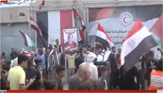 أهالى غزة يرفعون صورة الرئيس السيسى