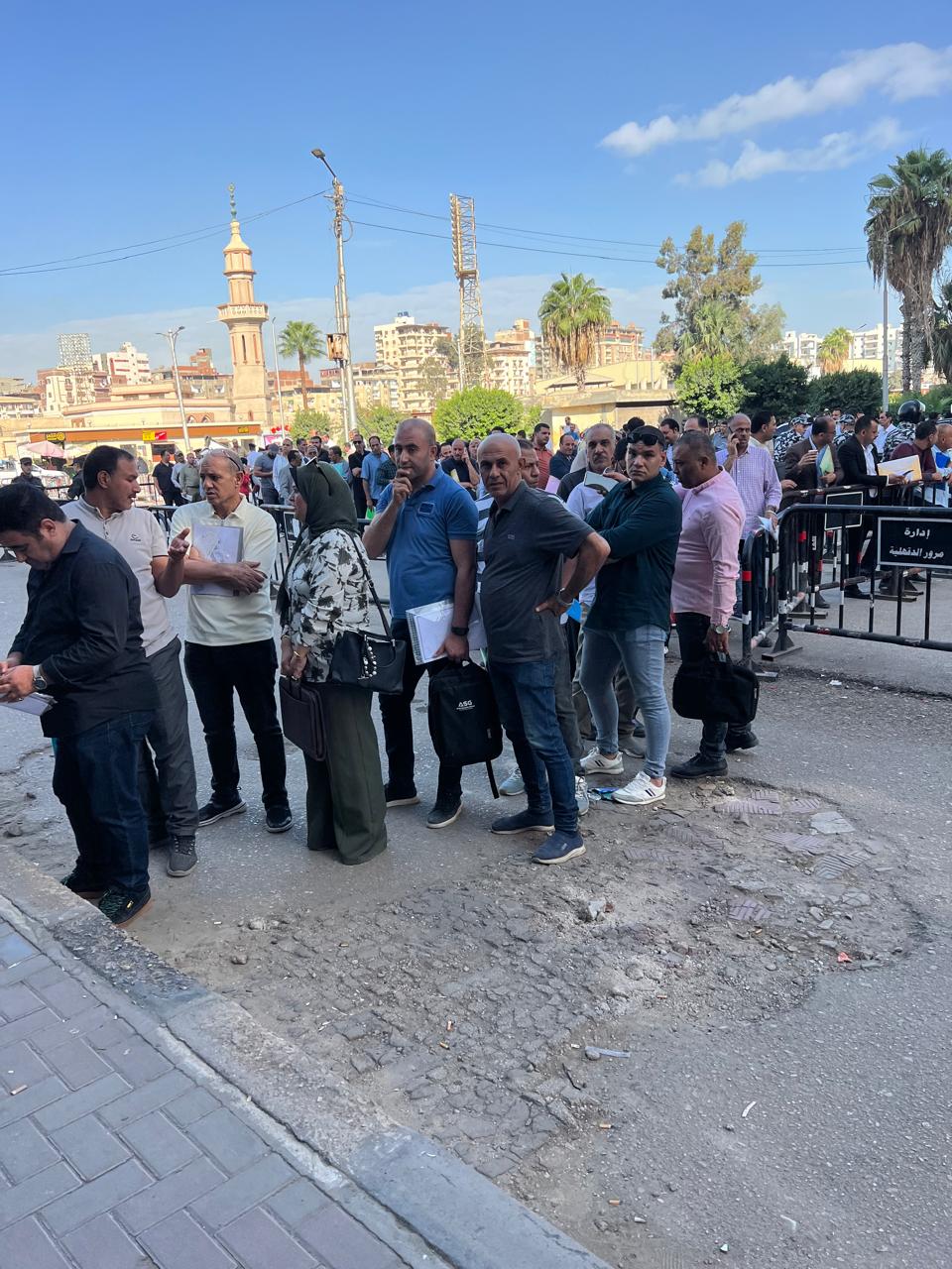 جانب من المرشحين لدخول المقر المخصص لاستقبال اوراقهم جانب من المرشحين لدخول المقر المخصص لاستقبال اوراقهم