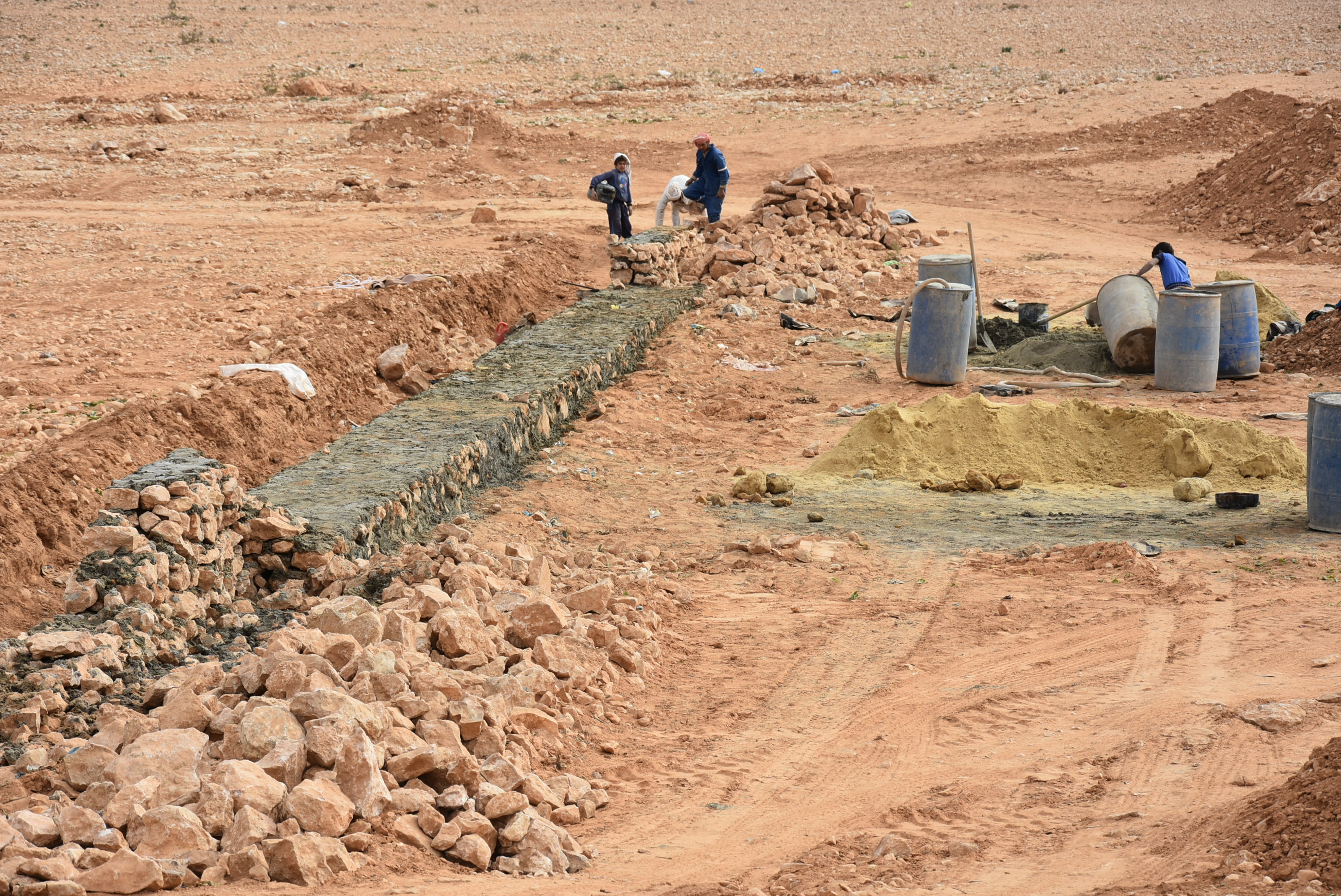 احد مشروعات تنمية وتاهيل الوديان بحصاد الامطار بمطروح