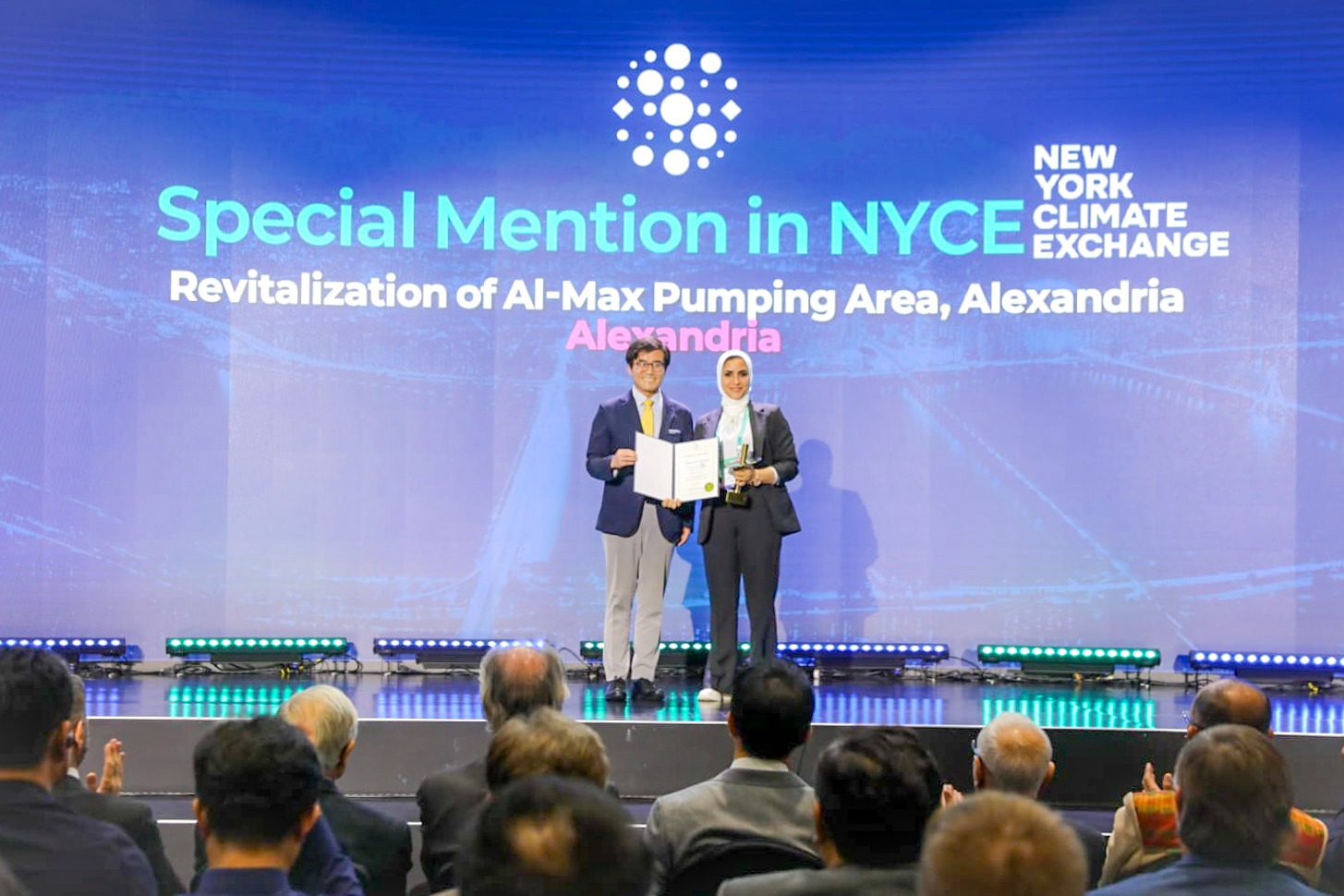 تسلم الجائزة فى سول