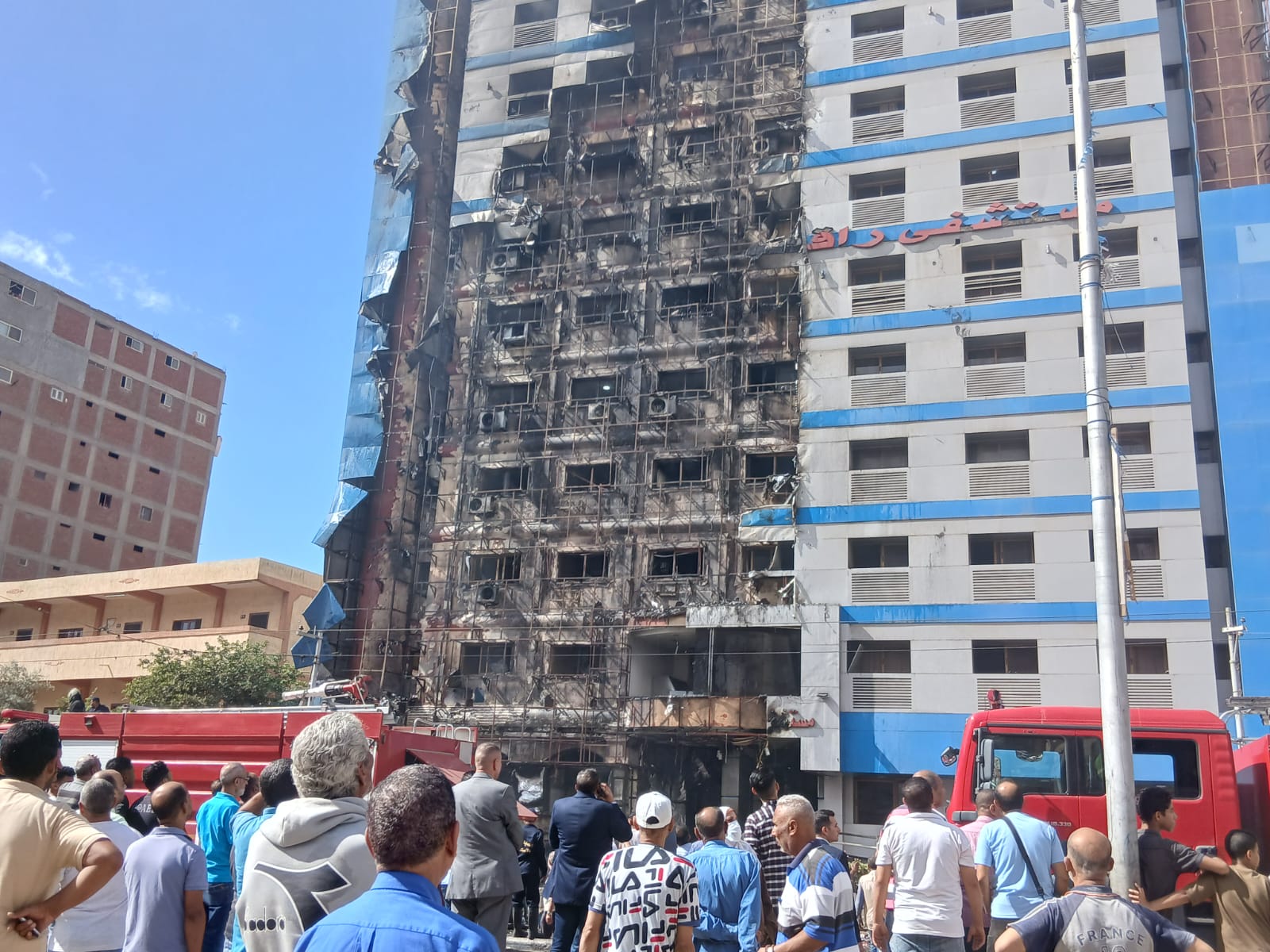 الحماية المدنية تحاول السيطرة على الحريق الحماية المدنية تحاول السيطرة على الحريق