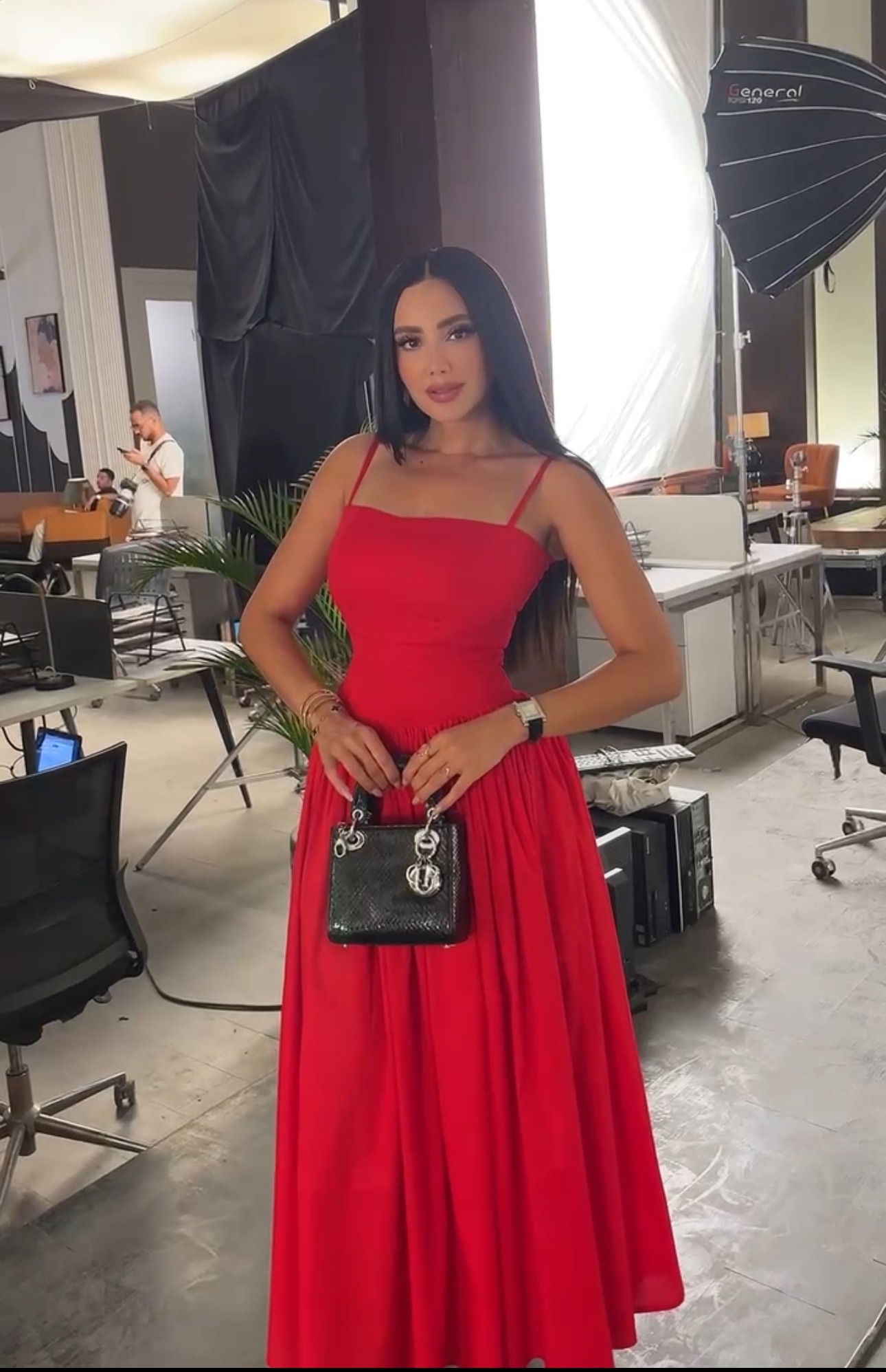 مى القاضى بشخصية المذيعة فى 2 قهوة