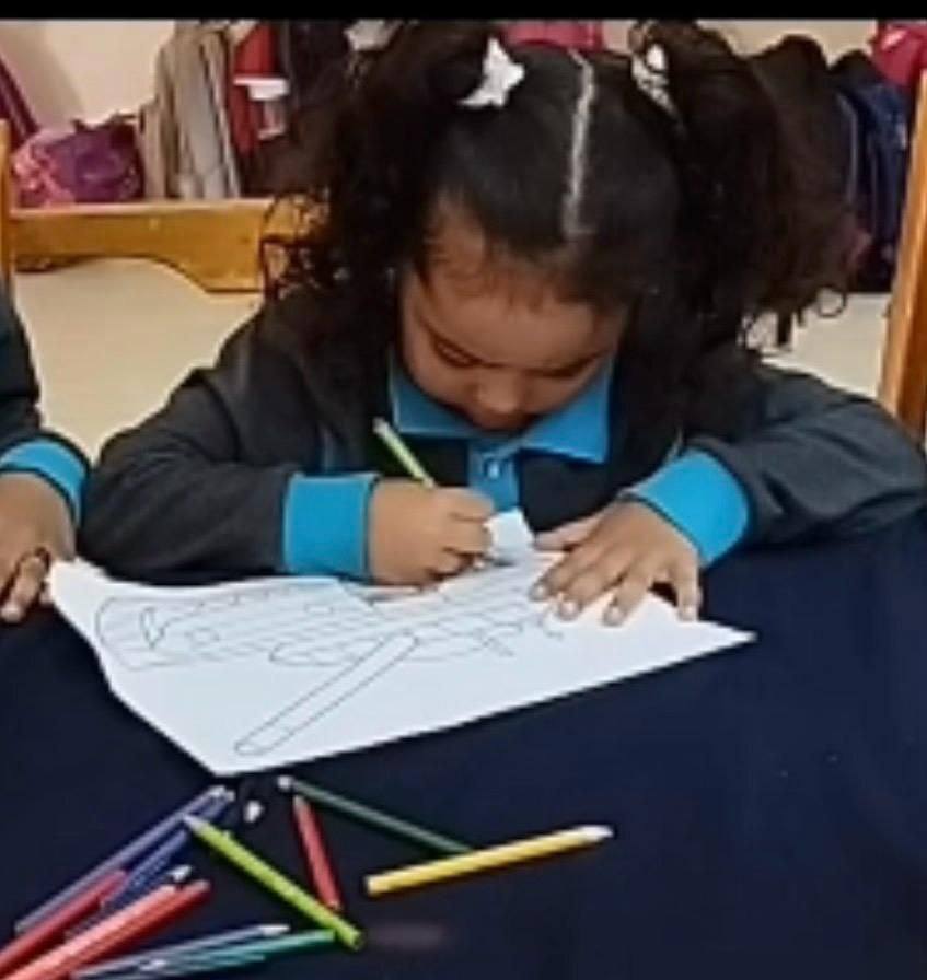 طفلة ترسم دبابة احتفالاً بذكرى نصر أكتوبر طفلة ترسم دبابة احتفالاً بذكرى نصر أكتوبر