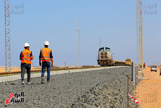 أعمال سحب القضبان على سكة القطار السريع (2)