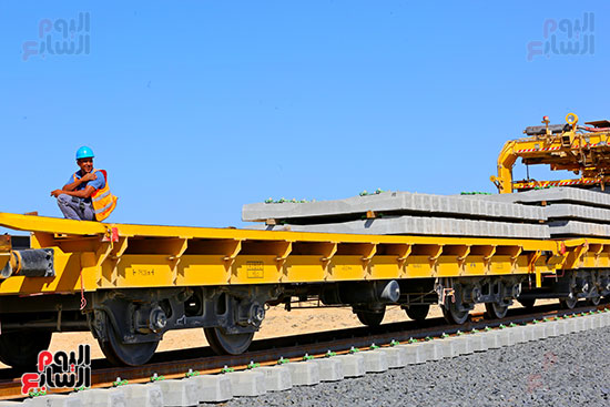 أعمال سحب القضبان على سكة القطار السريع (6)