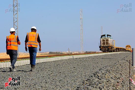 أعمال سحب القضبان على سكة القطار السريع (1)