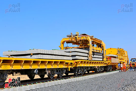 أعمال سحب القضبان على سكة القطار السريع (7)