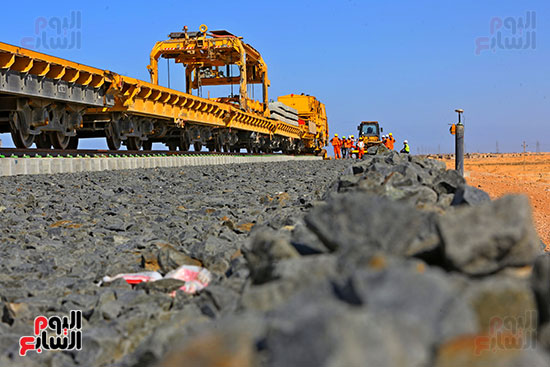 أعمال سحب القضبان على سكة القطار السريع (24)