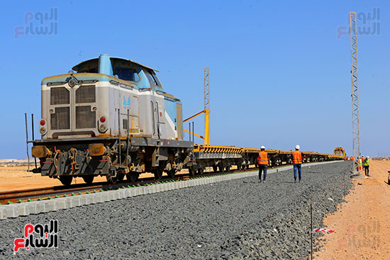 أعمال سحب القضبان على سكة القطار السريع (3)